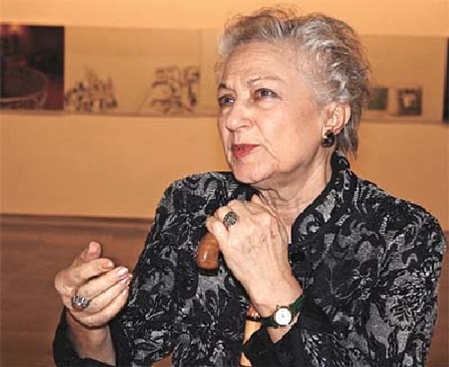 Bir yazar olması yalnızca edebi açıdan hayatlara dokunduğu izlenimini veriyor olsa da Leyla Erbil, gerek toplumsal gerek siyasi alanlarda da sistemsel yanlışlara başkaldırılarıyla dolu dolu bir yaşantı geçirdi.