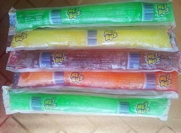 3. Şu an yokluğunu en çok hissettiğimiz ürün belki de bu renkli Meybuzlar olabilir. Şimdi tabii kahvecilerden frozen denilen içeceklerden alıyoruz ama aynı şey değil. Meybuz'un kolalı olanı için yapmayacağım şey yok!