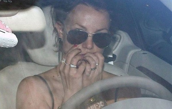 5. Бритни грызет ногти