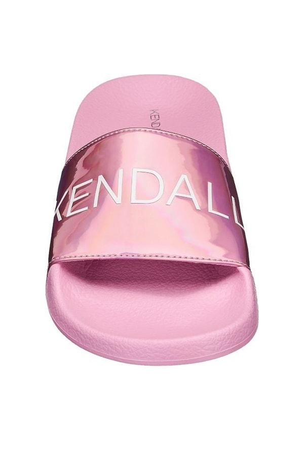 5. Kendall + Kylie'nin sandaletleri de kaçırılmayacak bir fırsatla satışta! Acele ederseniz bence kaparsınız bir tane.