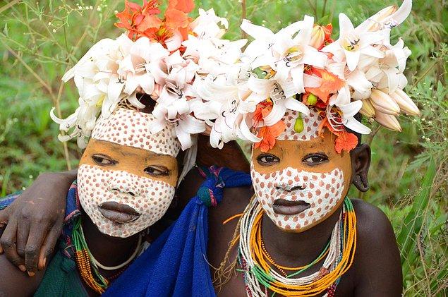 Kabile en çok hasat sezonu geldiği zaman kabile yerlilerinin yapmış olduğu ritüeller ile dikkat çekiyor.