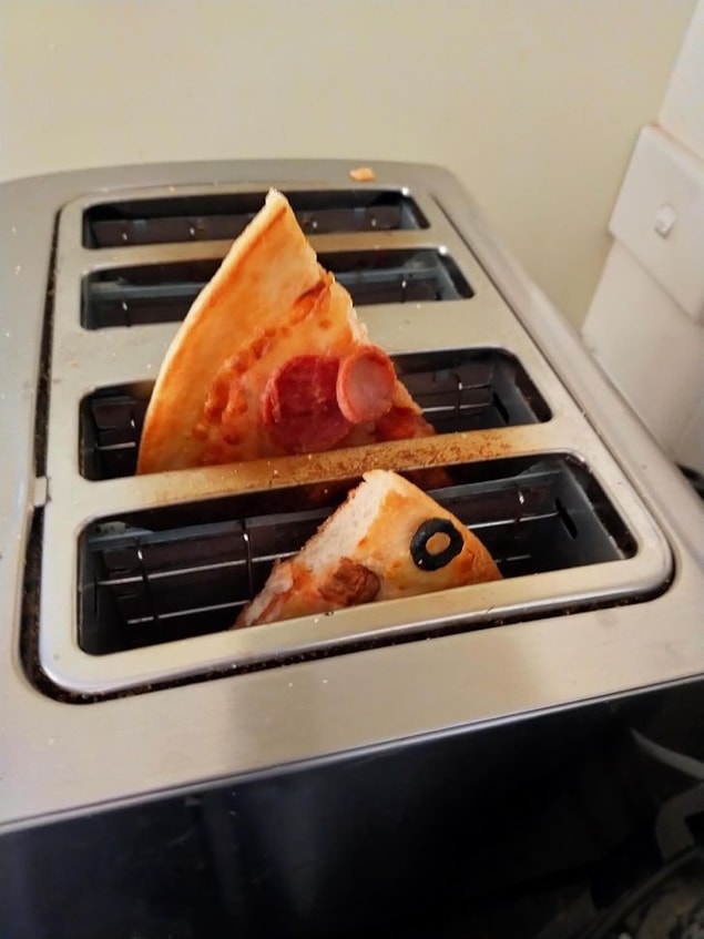 18. 'Pizzayı ısıtmak için ekmek kızartma makinesini kullanabilirsiniz.'