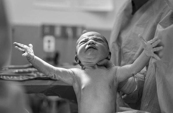 5. "Doğum yaptıktan sonra bebeğinizle aranızdaki bağın birkaç dakika, saat hatta günden sonra oluşabileceğini gördüğümde çok şaşırmıştım...
