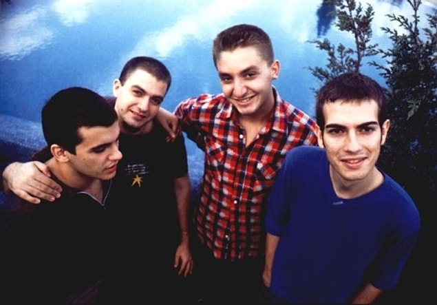 Mor ve Ötesi'nin müzik macerası 1995'in Ocak ayında başladı.