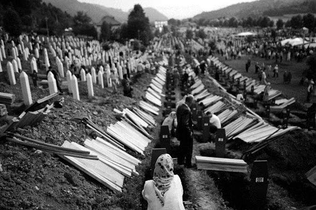 Sırp askerler, öldürdükleri Boşnakların kimliklerinin tespit edilememesi için cesetleri parçalayarak sayıları 64'ü bulan toplu mezarlara gömdüler.
