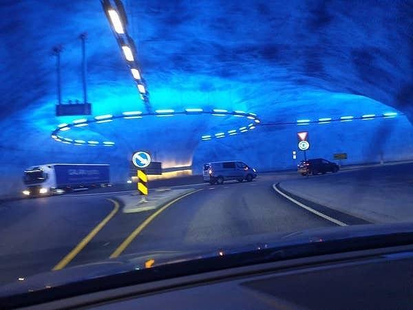 13. Buzdan bir evrenin dehlizleri gibi görünen ve Norveç'te bir tünelde yer alan dönel kavşak: