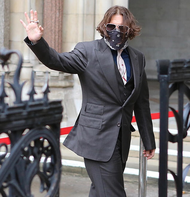Johnny Depp mahkemede boşanma nedeni olarak Amber Heard'ün bilerek ve isteyerek yataklarına kakasını yaptığını iddia etti.