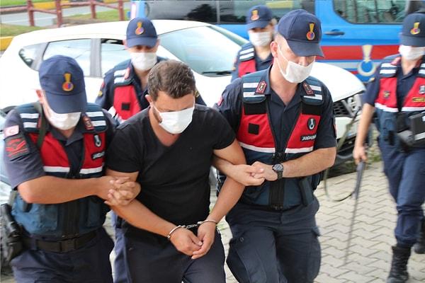 Jandarmadaki sorgusunun ardından adliyeye sevk edilen Çolak adliye girişinde maske ile yüzünü kapatmaya çalıştı.