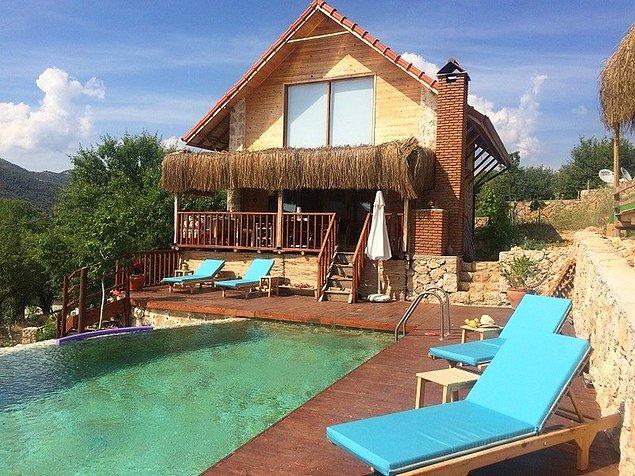 5. Kalkan'da bulunan villa masal evi gibi değil mi sizce de? Huzurlu bir tatil arayanlar için doğanın içinde özel havuzu bulunan, içinin mimarisine hayran kalacağınız bir yer.