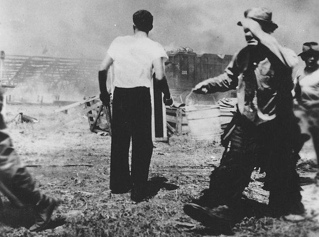 7. 1944'te 165 kişinin canına mal olan sirk yangınında, bir palyaço suyla yangına koşuyor.