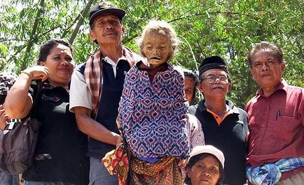 Filipinlerin kuzeybatı bölgesinde yer alan Tinguan kabilesi, çok garip bir cenaze ritüeline sahip!