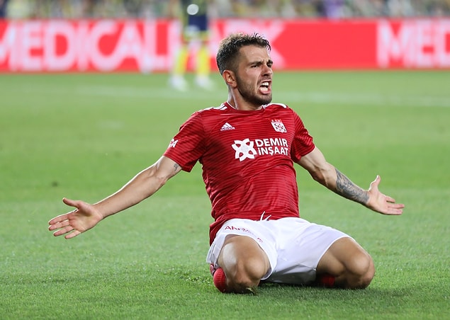44'te Emre Kılınç Sivasspor'u 2-1 öne geçirdi.