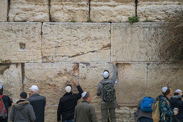 Yahudilerce Kudüs'ü kutsal kılan Ağlama Duvarı ise Kudüs Tapınağı'nın ayakta kalan batı duvarına verilen isimdir.