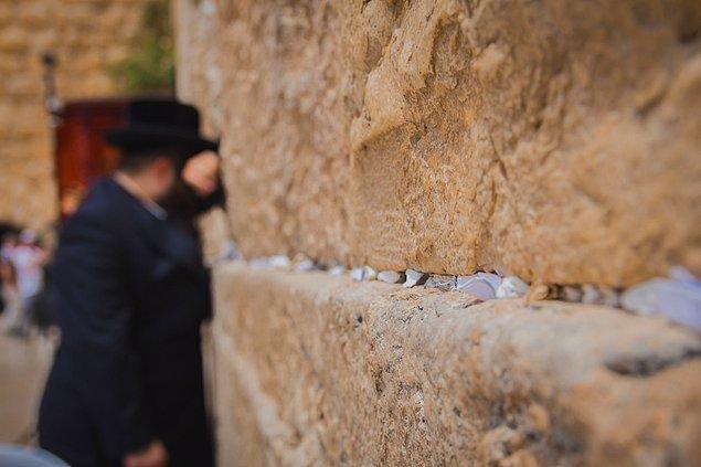 1520'lere yaklaştıkça Ağlama Duvarı, Yahudiler için daimi bir dua ve Tanrı'ya yakarma noktası haline geliyor.