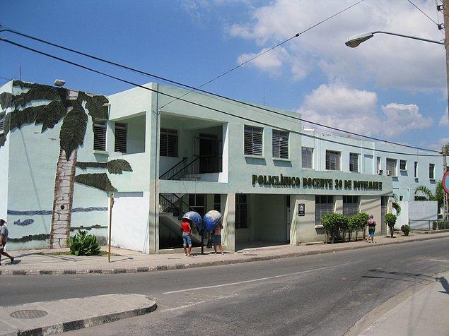 80'li yılların başlarına gelinirken Küba'da ilçeler düzeyinde, çok sayıdaki uzman hekimin hizmet verdiği ve görüntüleme ve laboratuvar teknolojilerinin de kullanıldığı, poliklinikler örgütlenir.