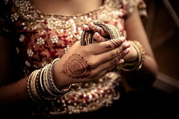 6. Bir Hint düğündeki gelinin ayrıntıları.