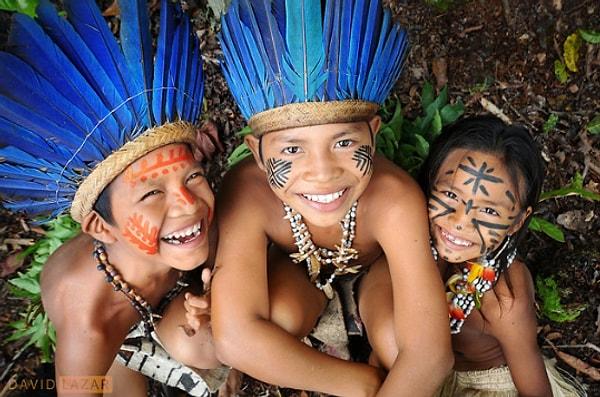 11. Brezilya'da bir kabilede yaşayan Amazon çocukları.
