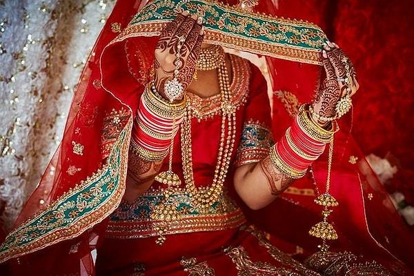 12. Hindistan'daki bir düğünden geleneksel kıyafetler.