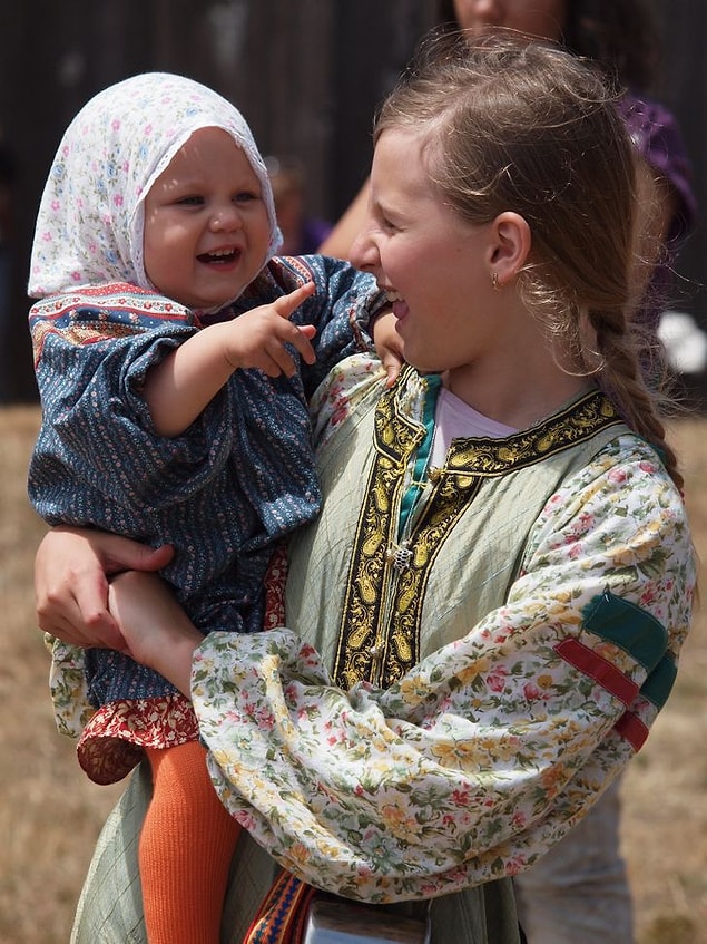 15. Geleneksel kıyafetleri içinde Rus kızlar.