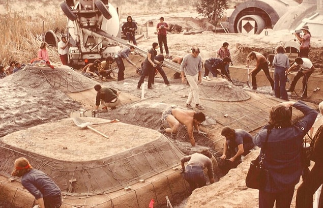 Gönüllülerin desteğiyle kurulan bu ekolojik kent, dışarıdan hiçbir takviye almaksızın, doğaya zarar vermeden yaşanabilecek şekilde dizayn edildi.