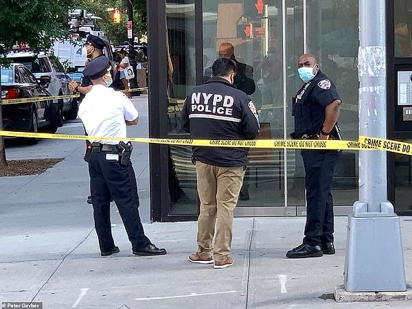 Olay üzerine harekete geçen New York polisi, cinayet günü Saleh'in asansöre yüzünde maske olan ve simsiyah giyinen bir adamla bindiğini kamera kayıtlarını inceleyerek buldu.