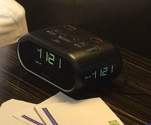 8. Otel odasında bulunan 3 tarafından da saati görebileceğiniz bu dijital saat.