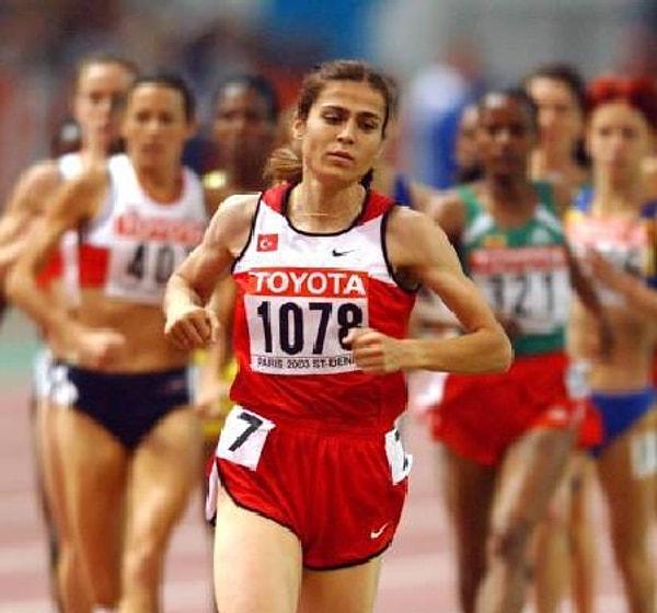8. Süreyya Ayhan, Avrupa Atletizm Şampiyonası'nda kadınlar 1500 metrede altın madalya kazandı.