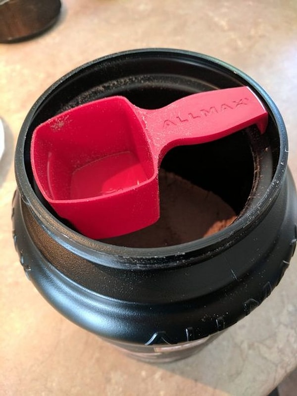 21. "Мерная ложка в банке из под протеинового порошка не попадает в банку, потому что ее размеры совпадают с крышкой."