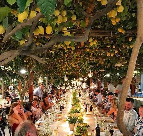 12. Limon ağaçları ile kaplanmış İtalya'da bulunan bu restoran.