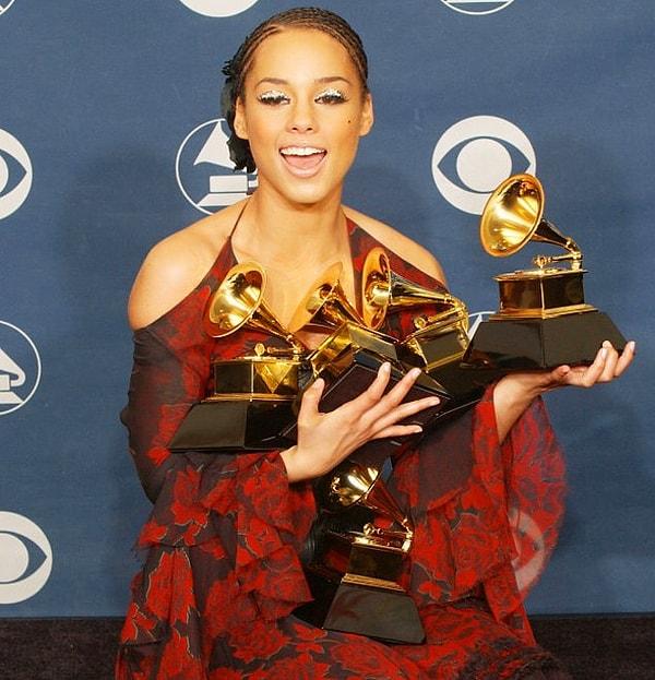 14. Alicia Keys, 2002 yılında toplamda beş tane Grammy ödülünün sahibi oldu.