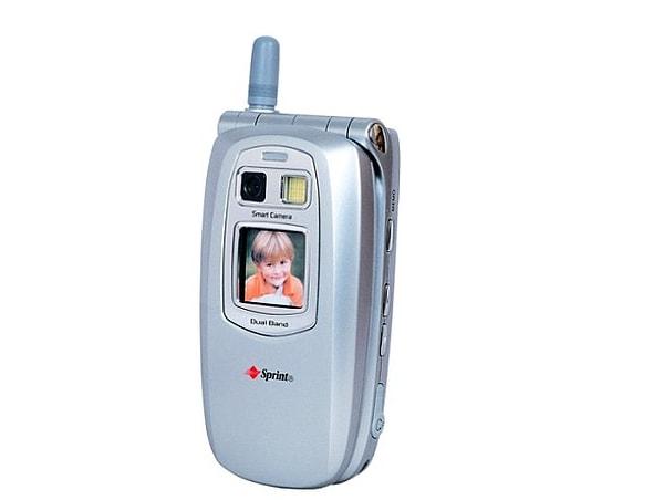29. İlk kameralı telefon olan Sanyo SCP-5300 2002'de piyasaya girdi.
