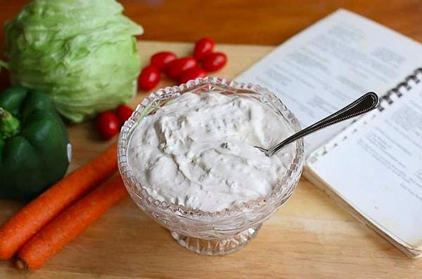 8. Baskın tatlara açık olanlara: Rokforlu salata sosu
