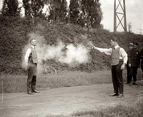 1. Modern kurşun geçirmez yeleklerin ilk testi, 1923