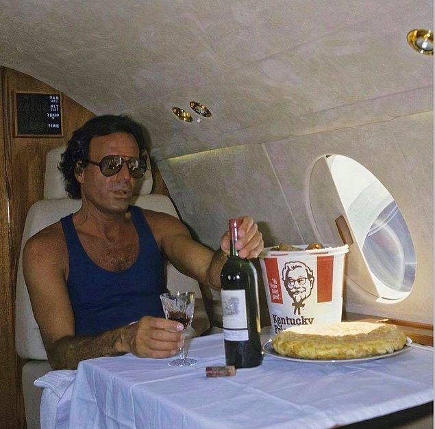 24. Julio Iglesias 1986 yılında özel jetinde kırmızı şarap içip, KFC yerken.