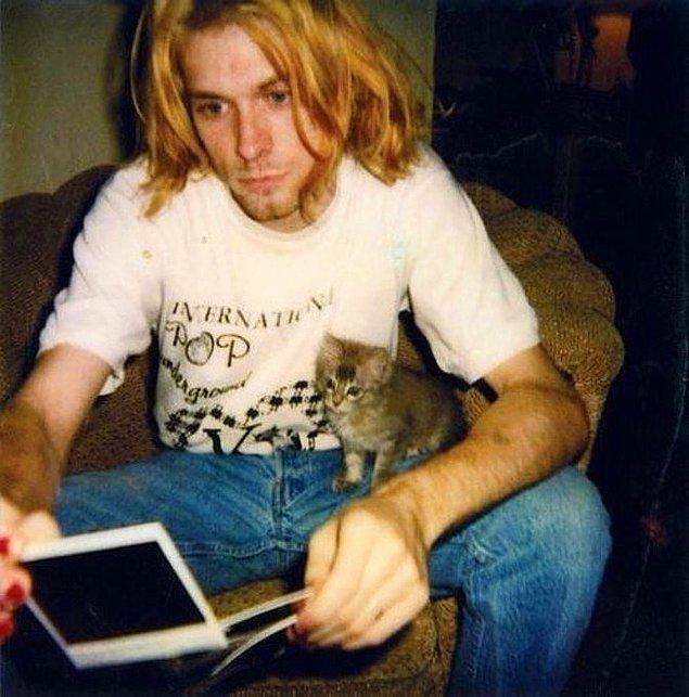 26. Kurt Cobain, 1991 yılında turne gezisindeyken kedisi Spina Bifida ile beraber.