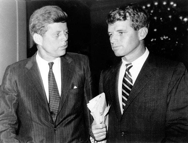 Amerikan Başkanı John F. Kennedy'nin ölümünün üzerinden yalnızca 5 yıl geçmişken suikaste uğrayarak kardeşi ile aynı kaderi paylaşan Robert Kennedy'nin ölümünün arkasında birtakım sır perdeleri geziyordu.