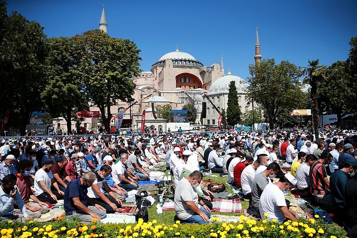 Nagehan Alçı Ayasofya'ya Giden Fahrettin Koca'yı Eleştirdi: 'Bu Tezatı Herhalde Aklından Geçirmiştir'