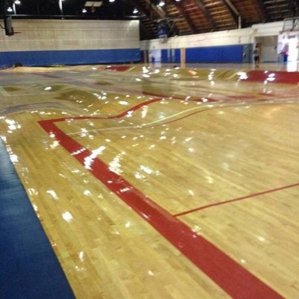 11. Вот что происходит на баскетбольной площадке, когда лопаются трубы.