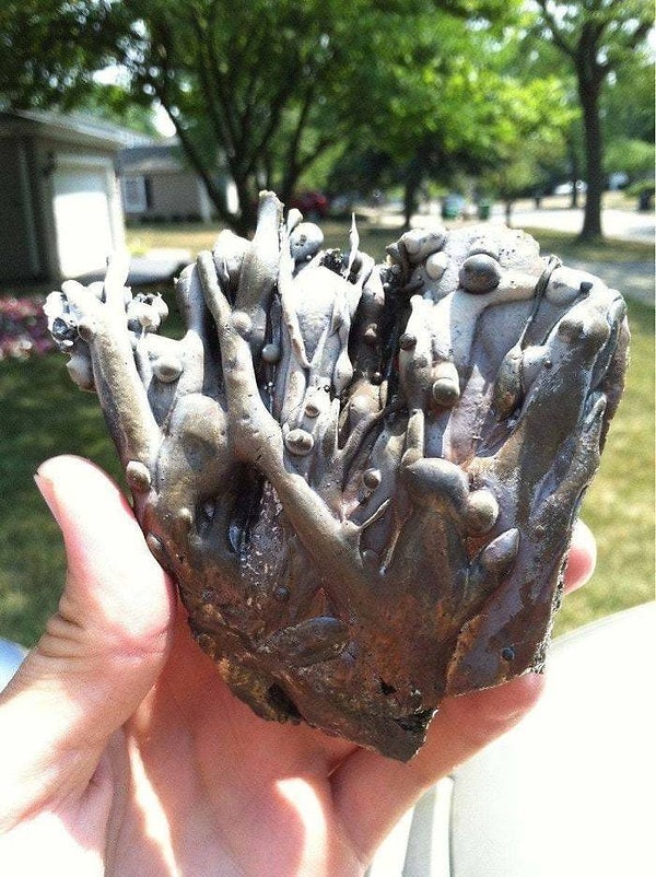 7. Вот что происходит, когда молния ударяет по асфальту.