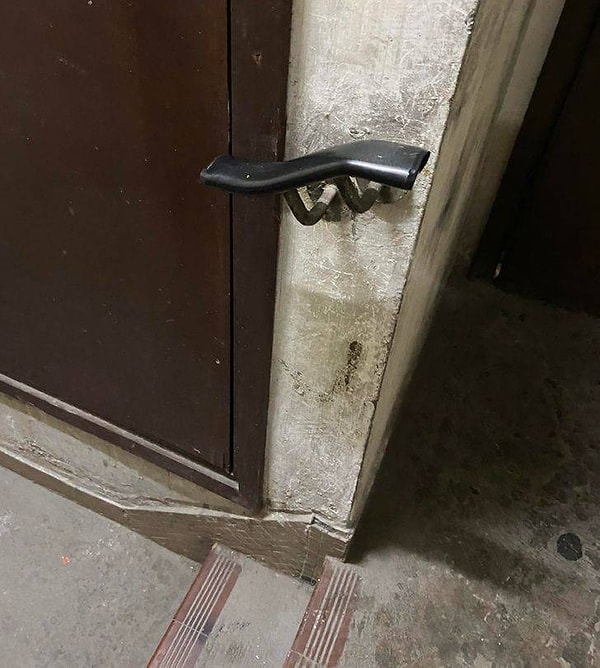 10. Две ступеньки – уже лестница, значит, нужны перила