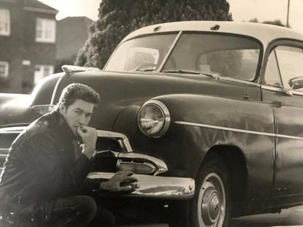 14. "Мой папа в 80-х в Сиднее, Австралия. Я не думаю, что это его машина."