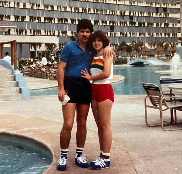 19. «Мои родители на медовом месяце в одинаковых кроссах»