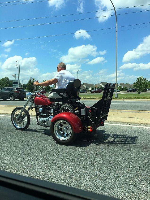 7. Bacaklarını kaybetmiş bu adam için yapılan motor, aynı zamanda arka tarafında tekerlekli sandalyesini de taşıyabiliyor.