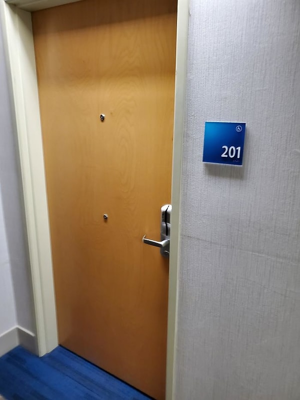 16. Bu otel odasının kapısında fiziksel engelli insanlar için ikinci bir delik var.