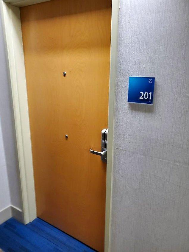 16. Bu otel odasının kapısında fiziksel engelli insanlar için ikinci bir delik var.
