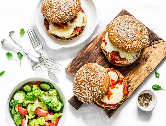 7. Bugüne kadar denediğiniz tüm sosları tattığınız anda unutturacak domates püreli hamburger,