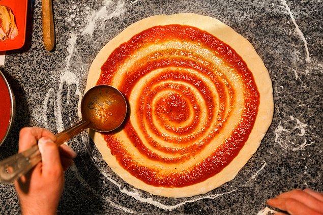 10. Ne kadar bol domates püresi koyarsak, o kadar mükemmel olan ev yapımı pizza...
