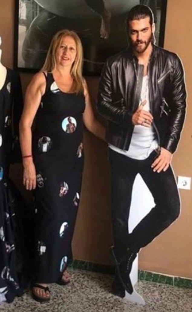 Evinin her bir köşesinde Can Yaman olan kadın, bununla da yetinmeyip bir de orijinale yakın boyutlarda kartonunu da yaptırmış oyuncunun.