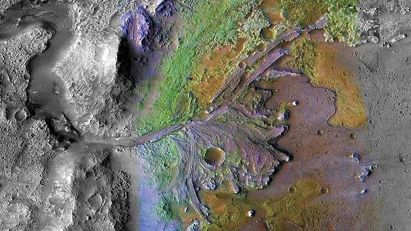 Araştırmacılar daha önce Jezero Krateri'nde karbonat mineralleri olduğunu tespit etmişti.