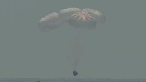 Kapsülün iniş esnasında yavaşlatılması için iki paraşüt kullanıldı.